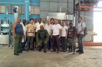 Popredajné inštalačné stroje