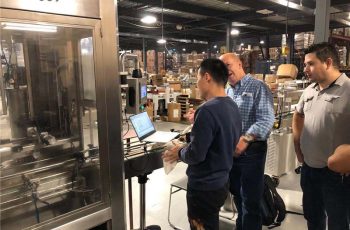 Popredajné inštalačné stroje