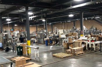 Popredajné inštalačné stroje